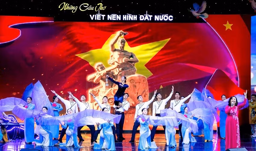 NSND Vương Hà và các nghệ sĩ trong tiết mục ngâm-trình diễn thơ. (Ảnh THÀNH DUY)