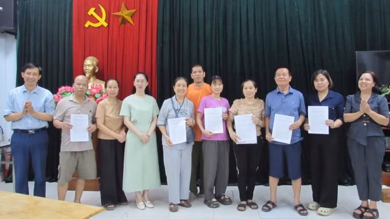 Lãnh đạo Đảng ủy phường Hồng Hà trao quyết định giao đất tái định cư cho các hộ dân thuộc diện giải phóng mặt bằng dự án cầu Tứ Liên.