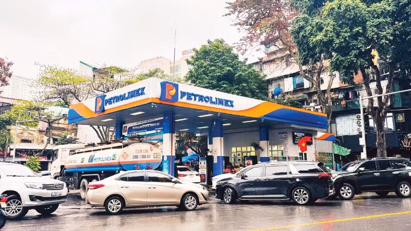 Cây xăng Petrolimex tại phố Trần Hưng Đạo (Hà Nội).