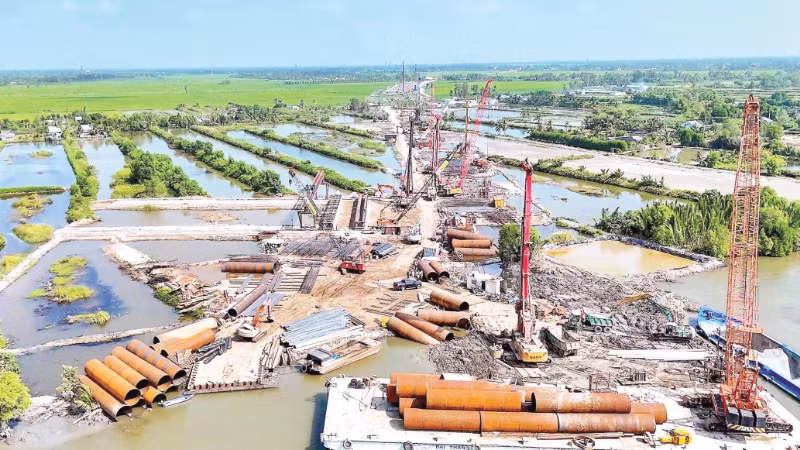 Nhờ đồng thuận của nhân dân, công trường đường cao tốc Cà Mau-Đất Mũi (đoạn ngang khu vực xã Cái Nước, tỉnh Cà Mau) có mặt bằng sạch để đẩy nhanh tiến độ.