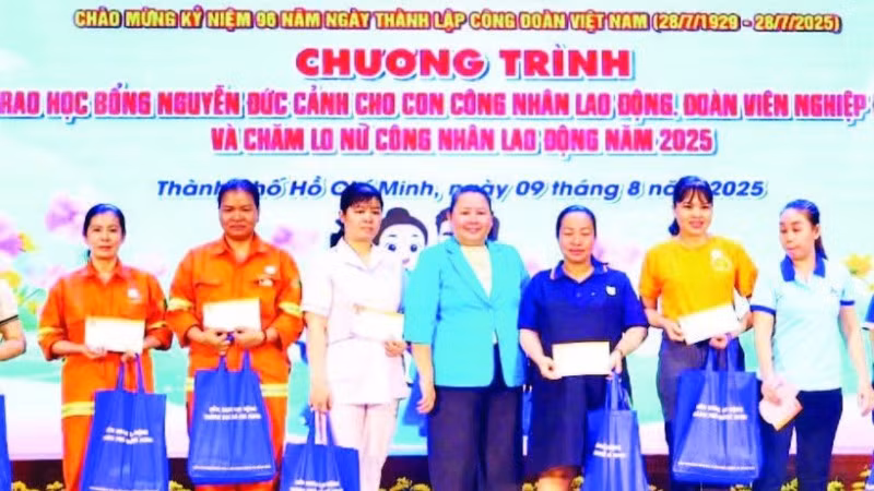 Lãnh đạo Liên đoàn Lao động thành phố trao quà tặng nữ công nhân lao động có hoàn cảnh khó khăn. 