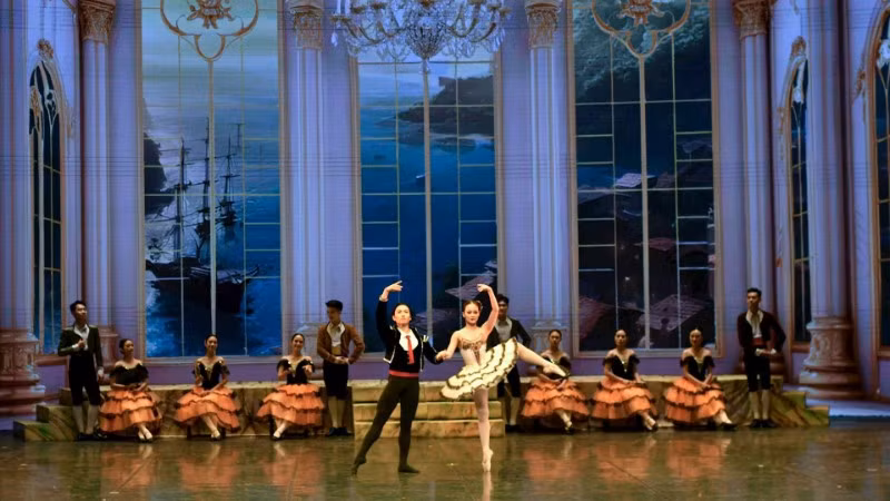 Cảnh trong vở ballet “Don Quixote” của Nhà hát Nhạc vũ kịch Việt Nam. (Ảnh TRUNG KIÊN)