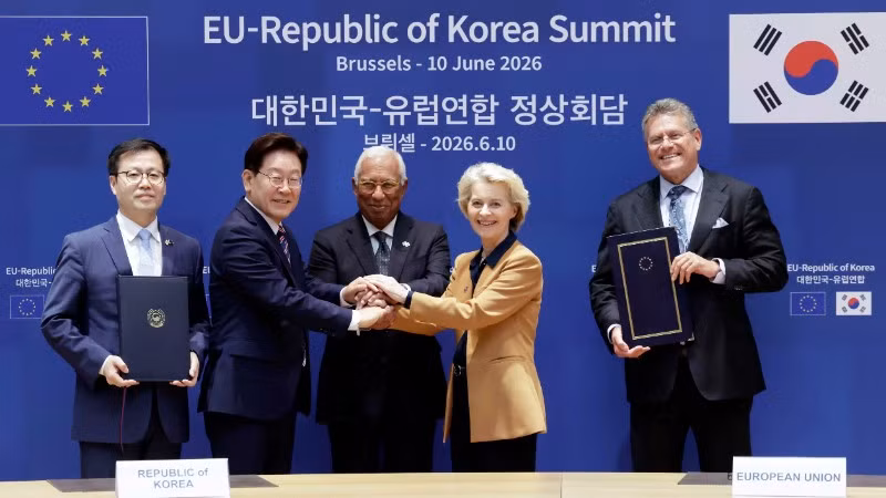 Trong khuôn khổ Hội nghị Thượng đỉnh Liên minh châu Âu (EU)-Hàn Quốc diễn ra tại Brussels (Bỉ) ngày 10/6/2026, EU và Hàn Quốc đã chính thức ký kết Hiệp định thương mại kỹ thuật số (DTA), đánh dấu bước phát triển mới trong quan hệ đối tác kinh tế giữa hai bên và khẳng định cam kết thúc đẩy thương mại mở, minh bạch, dựa trên luật lệ. Ảnh (từ trái sang): Bộ trưởng Thương mại Hàn Quốc Yeo Han-koo, Tổng thống Hàn Quốc Lee Jae Myung, Chủ tịch Hội đồng châu Âu Antonio Costa, Chủ tịch Ủy ban châu Âu Ursula von der Leyen và Ủy viên EU phụ trách thương mại và an ninh kinh tế Maros Sefcovic tại lễ ký. (Ảnh: Yonhap/TTXVN)