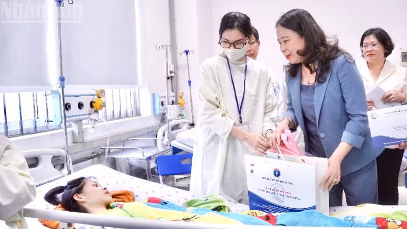 Phó Chủ tịch nước Võ Thị Ánh Xuân trao quà cho bệnh nhi tại Bệnh viện Nhi đồng 1. (Ảnh: KHANG ANH)