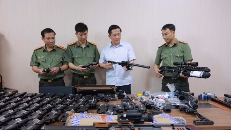 Thượng tá Nguyễn Quốc Hùng, Phó Giám đốc Công an tỉnh (áo trắng) trực tiếp chỉ đạo điều tra, kiểm tra tang vật thu giữ từ vụ án.