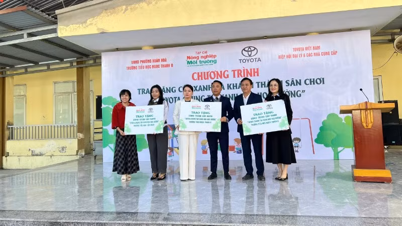 đại biểu trao tặng cây xanh cho địa phương. (Ảnh: NGHĨA TRỤ)
