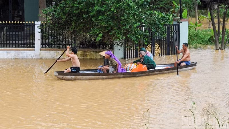 Người dân xã Đại Lộc sử dụng thuyền để di chuyển vì mưa lũ. (Ảnh: CÔNG VINH)