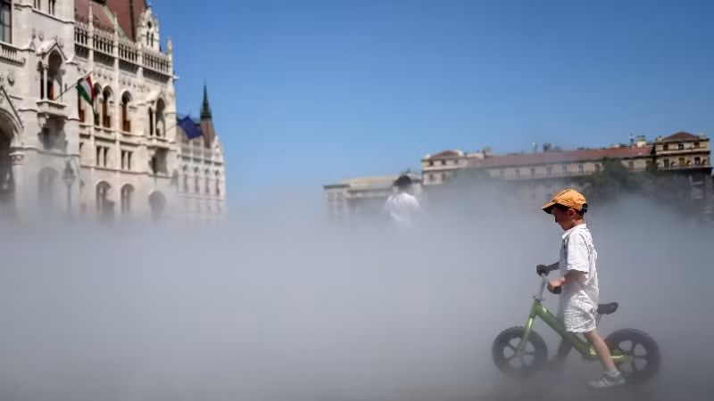 Hệ thống phun sương làm mát được sử dụng để hạ nhiệt tại thủ đô Budapest, Hungary. (Ảnh: THX/TTXVN)