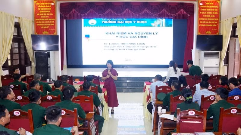 Trang bị kiến thức y học gia đình và quản lý bệnh mãn tính cho quân y và y tế cơ sở khu vực biên giới.