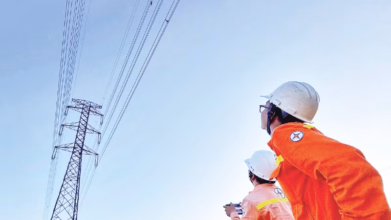 Lực lượng vận hành sử dụng UAV đốt vật bay vướng vào đường dây.