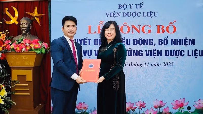 Bộ trưởng Y tế Đào Hồng Lan trao quyết định bổ nhiệm Tiến sĩ Trần Minh Ngọc