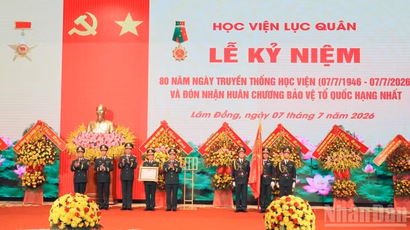 Đại tướng Phan Văn Giang trao Huân chương Bảo vệ Tổ quốc hạng nhất do Chủ tịch nước tặng Học viện Lục quân tại lễ kỷ niệm.