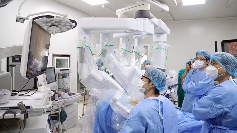 Các chuyên gia Bệnh viện K và Bệnh viện Đại học Nagoya (Nhật Bản) phối hợp phẫu thuật nội soi robot cho bệnh nhân ung thư. (Ảnh: THÁI SƠN)
