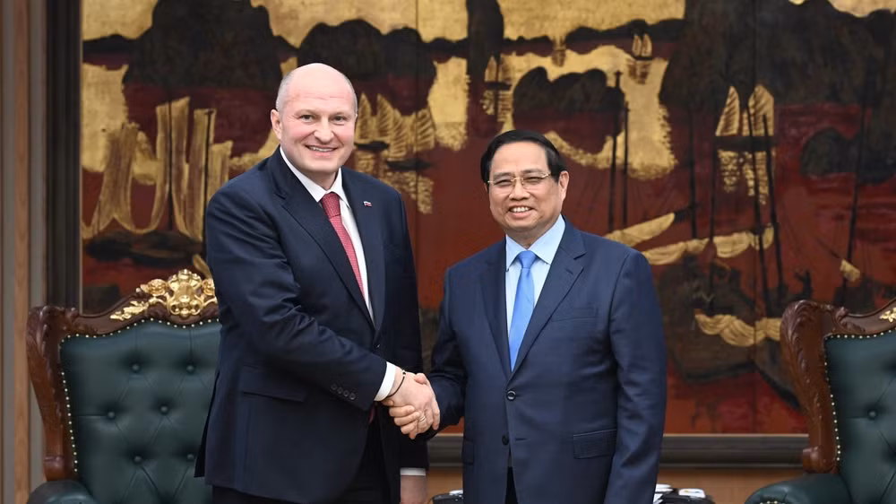 Thủ tướng Chính phủ Phạm Minh Chính và Bộ trưởng Bộ Tình trạng khẩn cấp Liên bang Nga Aleksandr Kurenkov. (Ảnh: Trần Hải)