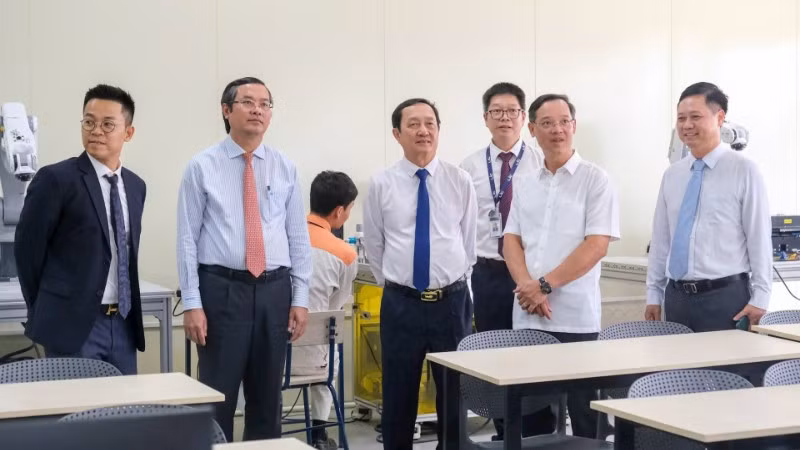 Các đại biểu dự hội thảo tham quan mô hình dạy nghề của Trường cao đẳng Lý Thái Tổ, tỉnh Bắc Ninh.