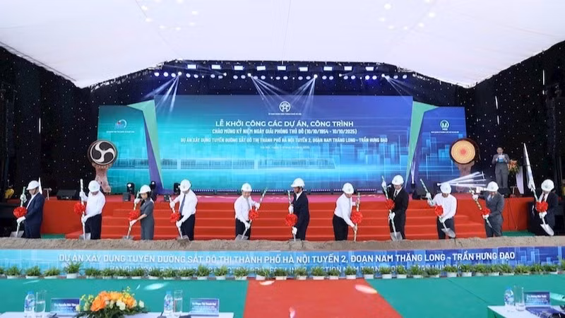 Các đại biểu thực hiện nghi thức khởi công.