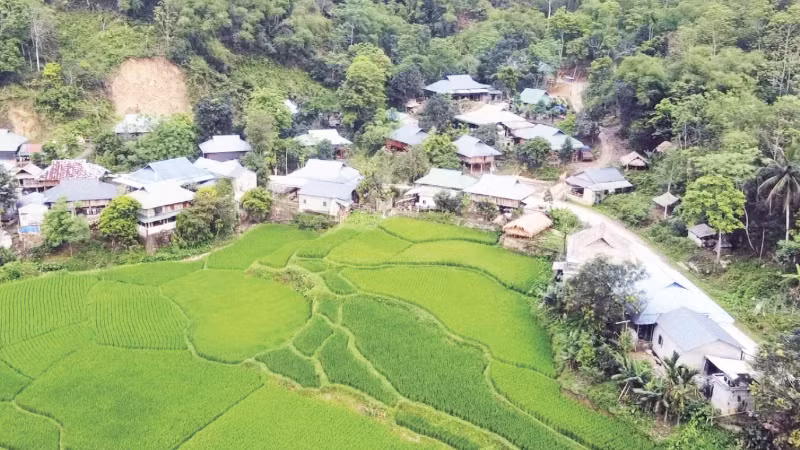 Thiên Phủ bình yên giữa màu xanh của núi rừng. (Ảnh: MINH QUYÊN)