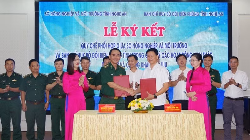 Đại diện lãnh đạo Sở Nông nghiệp và Môi trường Nghệ An và Ban Chỉ huy Bộ đội Biên phòng Nghệ An ký kết kế hoạch phối hợp trong phòng chống khai thác IUU.