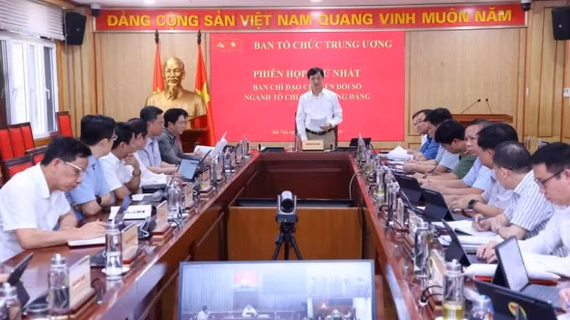 Ủy viên Bộ Chính trị, Bí thư Trung ương Đảng, Trưởng Ban Tổ chức Trung ương Nguyễn Duy Ngọc, Trưởng Ban Chỉ đạo chuyển đổi số ngành Tổ chức xây dựng Đảng phát biểu chỉ đạo. (Ảnh: Văn Điệp/TTXVN)