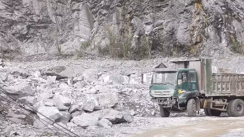Hoạt động khai thác khoáng sản làm vật liệu xây dựng thông thường tại Tuyên Quang. (Ảnh: KHÁNH TOÀN)