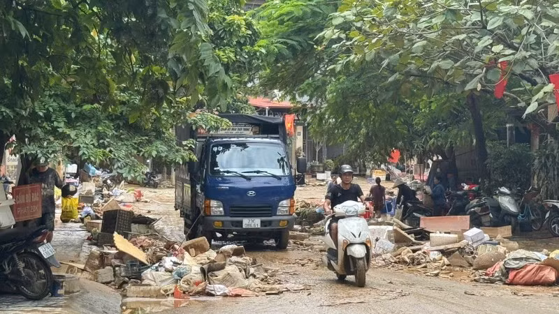 Sau lũ lụt, nhiều tuyến đường ở phường Hà Giang 2 vẫn ngập trong bùn đất.