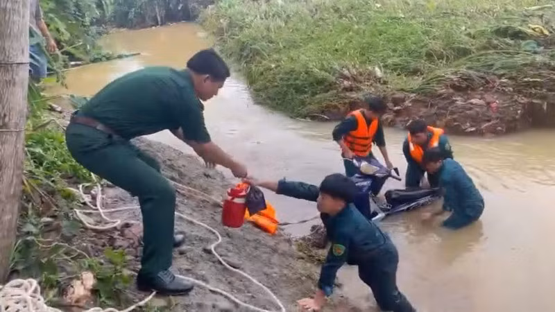 Lực lượng chức năng trục vớt xe nước cuốn trôi tối 2/6 tại xã Phú Riềng.