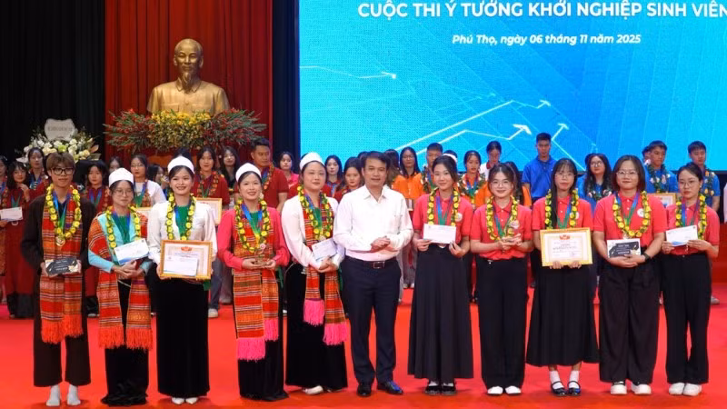 Ban Tổ chức trao giải cho các đội tham dự cuộc thi khởi nghiệp sáng tạo trong sinh viên.