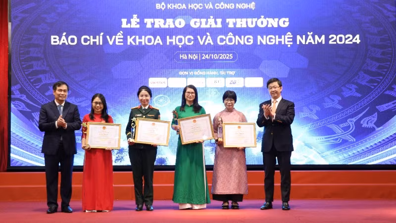 Các tác giả đạt giải Nhất nhận giải thưởng.