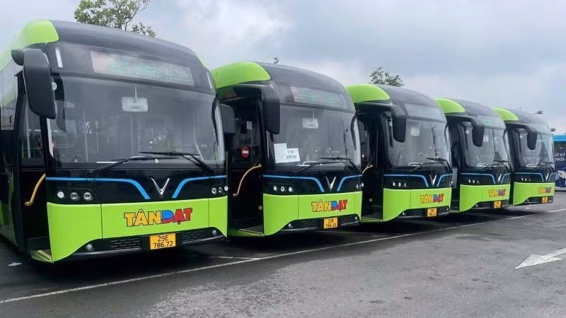 Từ ngày 22/5, Trung tâm Tân Đạt đưa vào hoạt động 16 xe buýt điện trên tuyến số 12 (Công viên Nghĩa Đô-Khánh Hà, Thường Tín).