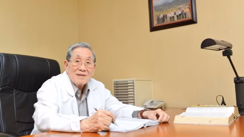 Nhà giáo Nhân dân, Giáo sư, Tiến sĩ, bác sĩ Nguyễn Đình Hối. 