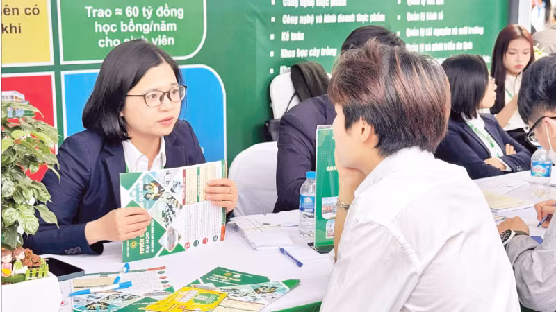 Học sinh tìm hiểu thông tin tuyển sinh tại Ngày hội tư vấn tuyển sinh-hướng nghiệp.