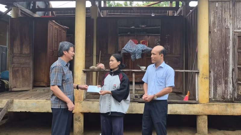 Lãnh đạo xã Hướng Hiệp thăm hỏi, động viên, hỗ trợ hộ gia đình bị thiệt hại do lốc xoáy và mưa đá vào chiều 28/5.