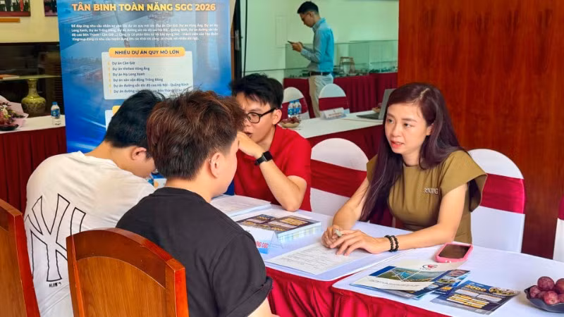 Sinh viên trao đổi với doanh nghiệp tại Ngày hội việc làm.