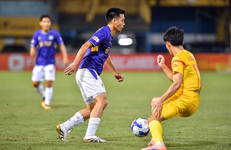 Hà Nội FC thắng đậm PVF-Công an nhân dân (áo vàng) 4-0 trên sân nhà. (Ảnh HNFC).
