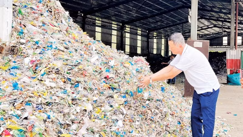 Nguyên liệu tái chế sản xuất vật liệu xây dựng ở Nhà máy xi-măng Sông Thao (Phú Thọ).