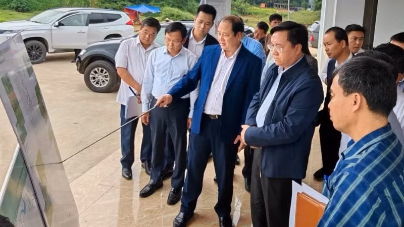 Chủ tịch Ủy ban nhân dân tỉnh Phú Thọ Trần Duy Đông và Trưởng ban Quản lý các Khu công nghiệp tỉnh Phú Thọ khảo sát dự án Khu công nghiệp Đoan Hùng.