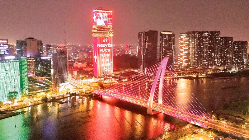 Thành phố Hồ Chí Minh lung linh sắc màu chào mừng Đại hội XIV của Đảng. (Ảnh HỒNG ĐẠT)