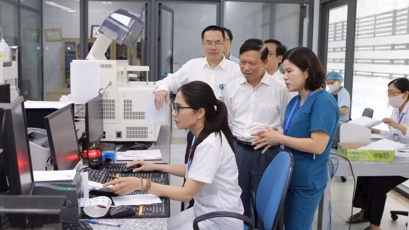 Kiểm tra hạ tầng, trang thiết bị phục vụ chuyển đổi số, bệnh án điện tử tại các bệnh viện trên địa bàn Hà Nội. (Ảnh: TRUNG TUYẾN)