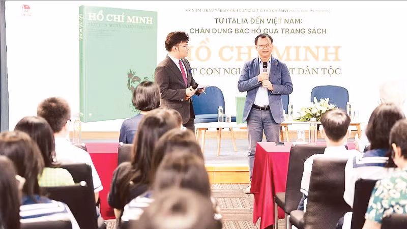 Buổi ra mắt cuốn sách “Hồ Chí Minh - một con người và một dân tộc” nhân kỷ niệm 135 năm Ngày sinh Chủ tịch Hồ Chí Minh vào tháng 5 vừa qua.