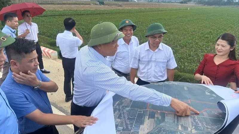 Lãnh đạo Hiệp hội Doanh nghiệp tỉnh Điện Biên cùng đại diện nhà đầu tư khảo sát thực địa tại địa điểm được xã Thanh Yên kêu gọi đầu tư dự án nhà ở xã hội. (Ảnh: LÊ LAN)