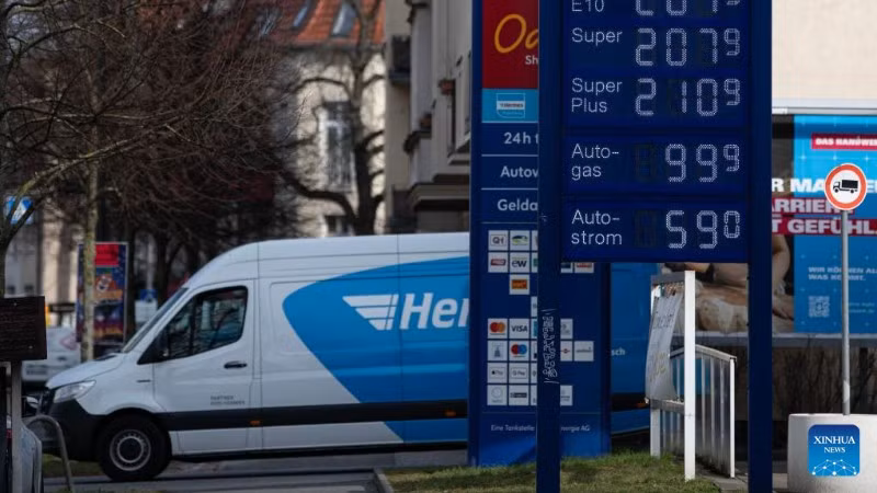 Một chiếc xe rời trạm xăng ở Berlin, Đức, ngày 9/3/2026. (Ảnh: Xinhua)