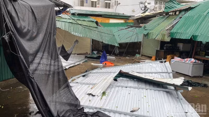 Chợ dân sinh bị đổ nát sau nhiều giờ quần thảo của bão số Bualoi gây thiệt hại nặng nề tại Nghệ An. (Ảnh: TRUNG HIẾU)
