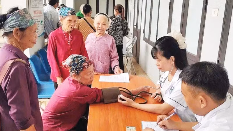 Ngành y tế tỉnh Lào Cai luôn chú trọng tuyên truyền và chăm sóc sức khỏe cho đồng bào dân tộc thiểu số và người cao tuổi. (Ảnh: Sở Y tế Lào Cai)