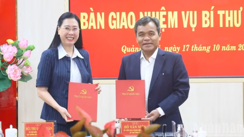 Đồng chí Bùi Thị Quỳnh Vân và đồng chí Hồ Văn Niên bàn giao nhiệm vụ Bí thư Tỉnh ủy Quảng Ngãi.