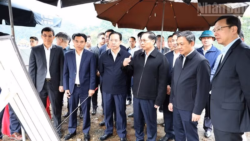 Đồng chí Bùi Thanh Sơn, Ủy viên Trung ương Đảng, Phó Thủ tướng Chính phủ cùng đoàn công tác kiểm tra tiến độ triển khai dự án xây dựng tuyến đường Chiềng Sinh-Chiềng Ngần.