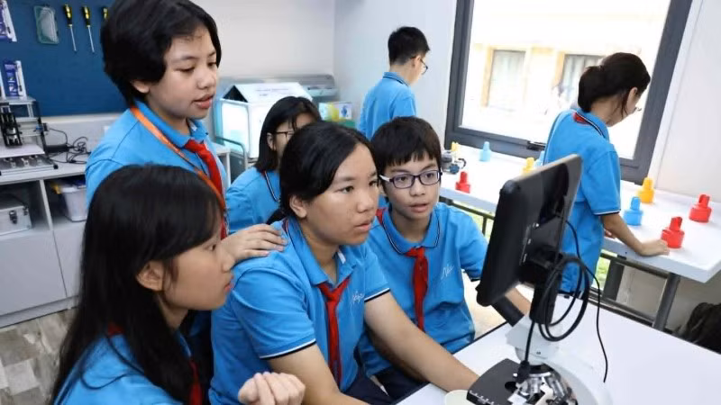 Học sinh trải nghiệm khám phá các tiêu bản tế bào động thực vật trong tự nhiên tại Lễ ra mắt HNUE STEM Ecosystem - Hệ sinh thái STEM Trường đại học Sư phạm Hà Nội. (Ảnh: THANH TÙNG)