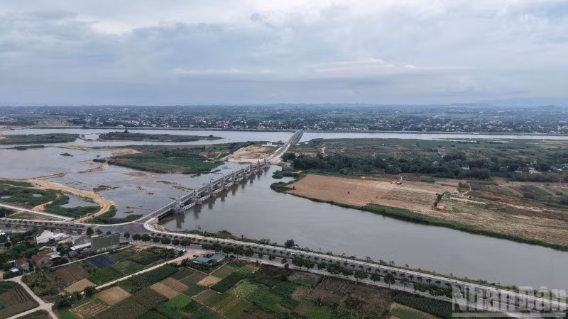 Khi hoàn thành, đưa vào sử dụng, công trình đập dâng hạ lưu sông Trà Khúc sẽ góp phần dâng nước tạo cảnh quan, kết nối giao thông 2 bờ sông, mở ra không gian phát triển đô thị khu vực trung tâm tỉnh lỵ Quảng Ngãi.