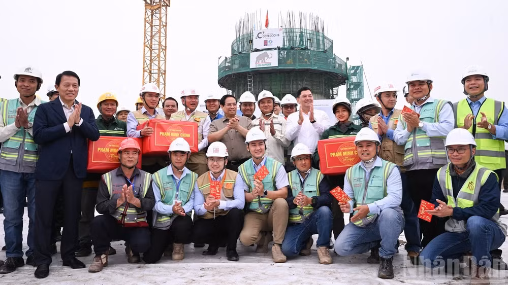 Thủ tướng Phạm Minh Chính tặng quà động viên các đơn vị thi công xây dựng hạng mục Đài kiểm soát không lưu trong Cảng hàng không quốc gia Gia Bình. (Ảnh: Trần Hải)