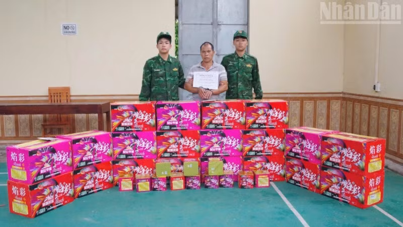 Đối tượng Nông Văn Lý cùng số lượng lớn tang vật nghi là pháo nổ.
