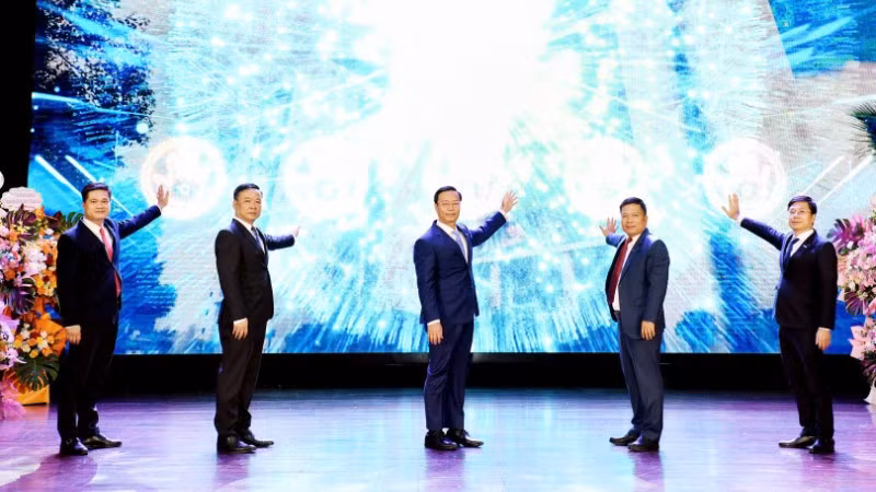 Ban Giám đốc Đại học Kinh tế Quốc dân nhiệm kỳ 2026-2031 ra mắt tại chương trình. (Ảnh: TUẤN ANH) 